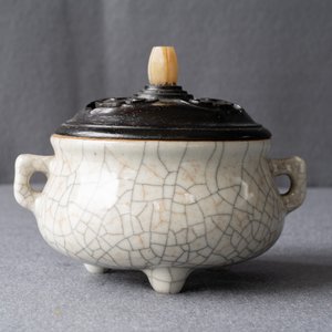 Een Chinese ge-type wierookbrander met craquelé glazuur, 19/20e eeuw — foto 10