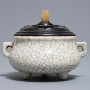 Een Chinese ge-type wierookbrander met craquelé glazuur, 19/20e eeuw — foto 3