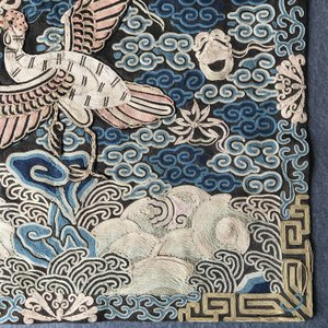 Een Chinese geborduurd zijden 'rank badge' voor een ambtenaar van de hoogste klasse, Qianlong/Jiaqing — foto 11