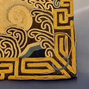 Een Chinese geborduurd zijden 'rank badge' voor een ambtenaar van de hoogste klasse, Qianlong/Jiaqing — foto 3