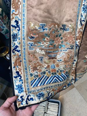 Een Chinese geborduurde zijden rok en een dames zomerkleed, 18/19e eeuw — foto 26