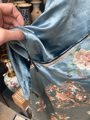 Een Chinese geborduurde zijden rok en een dames zomerkleed, 18/19e eeuw — foto 10