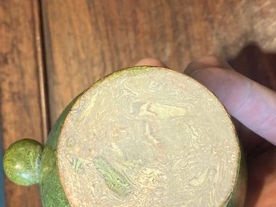 Een Chinese geel geglazuurde gemarmerde dekseldoos en een groen geglazuurde gemarmerde kan, Tang/Song — foto 11