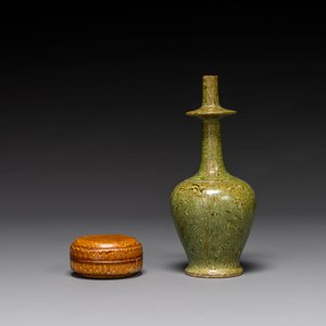 Een Chinese geel geglazuurde gemarmerde dekseldoos en een groen geglazuurde gemarmerde kan, Tang/Song — foto 2