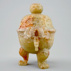 Een Chinese geelgroene jade wierookbrander met deksel, 19e eeuw — foto 5