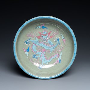 Een Chinese geëmailleerde celadon wierookbrander met een draak op lotusvormige houten voet, Qing — foto 1