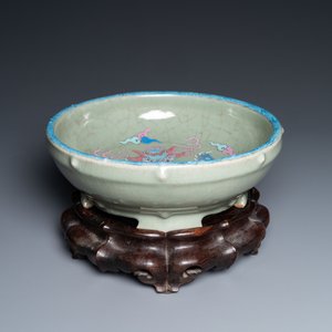 Een Chinese geëmailleerde celadon wierookbrander met een draak op lotusvormige houten voet, Qing — foto 2
