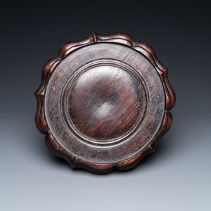 Een Chinese geëmailleerde celadon wierookbrander met een draak op lotusvormige houten voet, Qing — foto 4