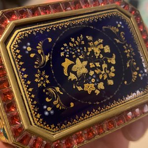 Een Chinese geëmailleerde en ingelegde vergulde koperen dekseldoos voor snuiftabak, Canton, Qianlong — foto 13