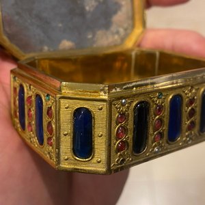 Een Chinese geëmailleerde en ingelegde vergulde koperen dekseldoos voor snuiftabak, Canton, Qianlong — foto 23