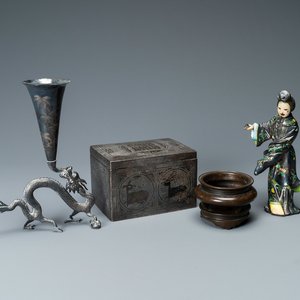 Een Chinese geëmailleerde zilveren figuur, een vaas, een ingelegde koperen huwelijksdoos en een ingelegde bronzen wierookbrander, 19/20e eeuw — foto 1