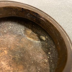 Een Chinese geëmailleerde zilveren figuur, een vaas, een ingelegde koperen huwelijksdoos en een ingelegde bronzen wierookbrander, 19/20e eeuw — foto 13