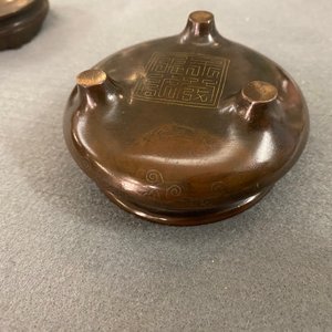 Een Chinese geëmailleerde zilveren figuur, een vaas, een ingelegde koperen huwelijksdoos en een ingelegde bronzen wierookbrander, 19/20e eeuw — foto 14