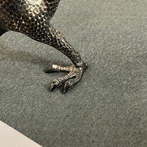 Een Chinese geëmailleerde zilveren figuur, een vaas, een ingelegde koperen huwelijksdoos en een ingelegde bronzen wierookbrander, 19/20e eeuw — foto 15