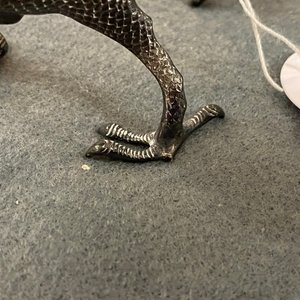 Een Chinese geëmailleerde zilveren figuur, een vaas, een ingelegde koperen huwelijksdoos en een ingelegde bronzen wierookbrander, 19/20e eeuw — foto 16
