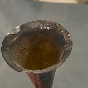Een Chinese geëmailleerde zilveren figuur, een vaas, een ingelegde koperen huwelijksdoos en een ingelegde bronzen wierookbrander, 19/20e eeuw — foto 18