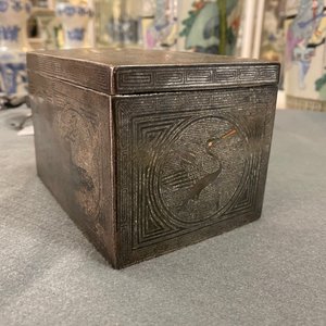 Een Chinese geëmailleerde zilveren figuur, een vaas, een ingelegde koperen huwelijksdoos en een ingelegde bronzen wierookbrander, 19/20e eeuw — foto 24