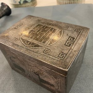 Een Chinese geëmailleerde zilveren figuur, een vaas, een ingelegde koperen huwelijksdoos en een ingelegde bronzen wierookbrander, 19/20e eeuw — foto 25