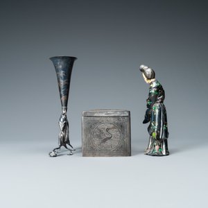 Een Chinese geëmailleerde zilveren figuur, een vaas, een ingelegde koperen huwelijksdoos en een ingelegde bronzen wierookbrander, 19/20e eeuw — foto 3