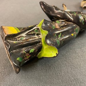 Een Chinese geëmailleerde zilveren figuur, een vaas, een ingelegde koperen huwelijksdoos en een ingelegde bronzen wierookbrander, 19/20e eeuw — foto 31