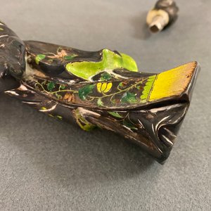 Een Chinese geëmailleerde zilveren figuur, een vaas, een ingelegde koperen huwelijksdoos en een ingelegde bronzen wierookbrander, 19/20e eeuw — foto 32