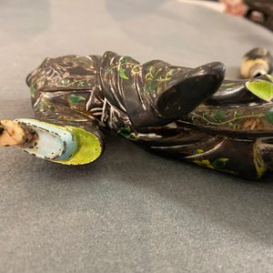 Een Chinese geëmailleerde zilveren figuur, een vaas, een ingelegde koperen huwelijksdoos en een ingelegde bronzen wierookbrander, 19/20e eeuw — foto 33