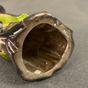 Een Chinese geëmailleerde zilveren figuur, een vaas, een ingelegde koperen huwelijksdoos en een ingelegde bronzen wierookbrander, 19/20e eeuw — foto 34