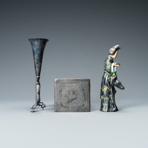 Een Chinese geëmailleerde zilveren figuur, een vaas, een ingelegde koperen huwelijksdoos en een ingelegde bronzen wierookbrander, 19/20e eeuw — foto 5