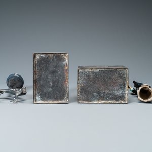 Een Chinese geëmailleerde zilveren figuur, een vaas, een ingelegde koperen huwelijksdoos en een ingelegde bronzen wierookbrander, 19/20e eeuw — foto 7