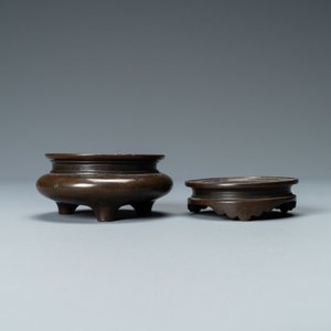 Een Chinese geëmailleerde zilveren figuur, een vaas, een ingelegde koperen huwelijksdoos en een ingelegde bronzen wierookbrander, 19/20e eeuw — foto 8
