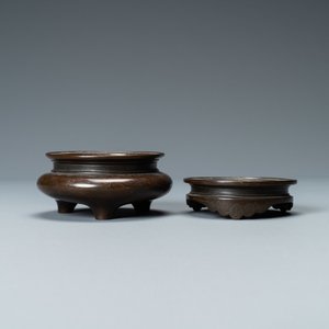 Een Chinese geëmailleerde zilveren figuur, een vaas, een ingelegde koperen huwelijksdoos en een ingelegde bronzen wierookbrander, 19/20e eeuw — foto 9