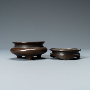 Een Chinese geëmailleerde zilveren figuur, een vaas, een ingelegde koperen huwelijksdoos en een ingelegde bronzen wierookbrander, 19/20e eeuw — foto 10