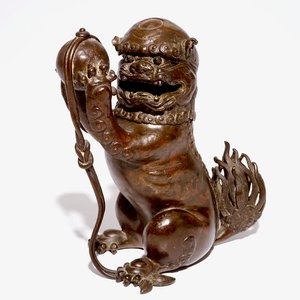 Een Chinese gelakt bronzen wierookbrander in de vorm van een tempelleeuw met een bal, Ming — foto 1