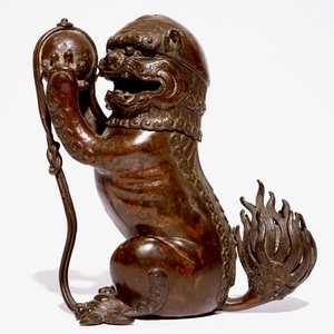 Een Chinese gelakt bronzen wierookbrander in de vorm van een tempelleeuw met een bal, Ming — foto 2