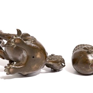 Een Chinese gelakt bronzen wierookbrander in de vorm van een tempelleeuw met een bal, Ming — foto 10
