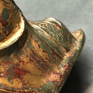 Een Chinese gelakt en verguld bronzen figuur van Guanyin op een lotustroon, Ming — foto 15