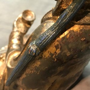 Een Chinese gelakt en verguld bronzen figuur van Guanyin op een lotustroon, Ming — foto 16