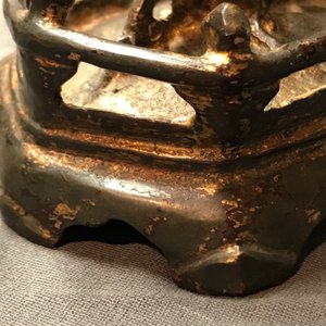 Een Chinese gelakt en verguld bronzen figuur van Guanyin op een lotustroon, Ming — foto 28