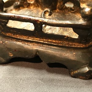 Een Chinese gelakt en verguld bronzen figuur van Guanyin op een lotustroon, Ming — foto 29