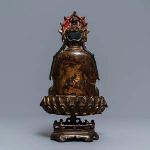 Een Chinese gelakt en verguld bronzen figuur van Guanyin op een lotustroon, Ming — foto 3