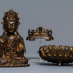 Een Chinese gelakt en verguld bronzen figuur van Guanyin op een lotustroon, Ming — foto 5