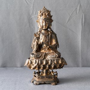 Een Chinese gelakt en verguld bronzen figuur van Guanyin op een lotustroon, Ming — foto 6