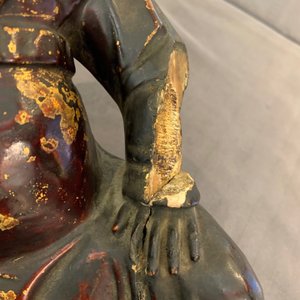 Een Chinese gelakt en verguld houten figuur van Guan Yu, Ming — foto 14