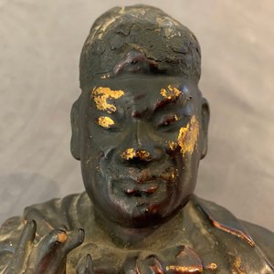 Een Chinese gelakt en verguld houten figuur van Guan Yu, Ming — foto 23