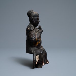 Een Chinese gelakt en verguld houten figuur van Guan Yu, Ming — foto 3