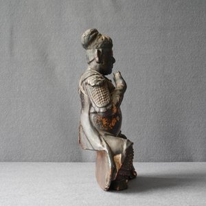 Een Chinese gelakt en verguld houten figuur van Guan Yu, Ming — foto 9