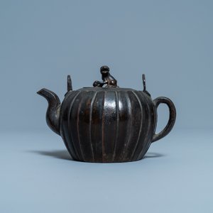 Een Chinese gelakte bronzen theepot met deksel, Yuan — foto 2