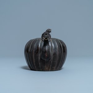 Een Chinese gelakte bronzen theepot met deksel, Yuan — foto 5