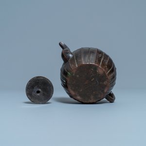 Een Chinese gelakte bronzen theepot met deksel, Yuan — foto 7