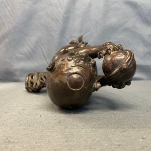 Een Chinese gelakte bronzen wierookbrander in de vorm van een boeddhistische leeuw, Ming — foto 13